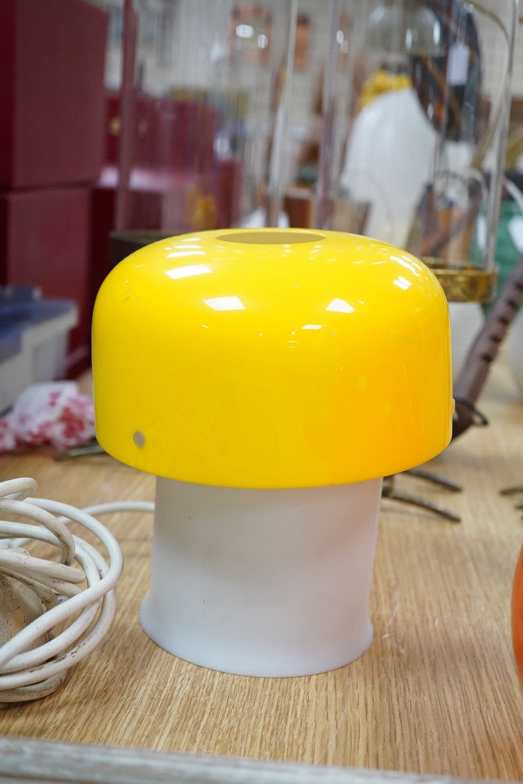 A 1970s yellow mushroom table lamp by Luigi Lassoni for Guzzini, 19cm